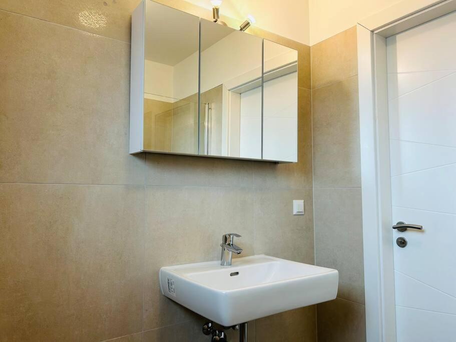 Sunny Modern Apartment With Balcony - Free Parking Виена Екстериор снимка